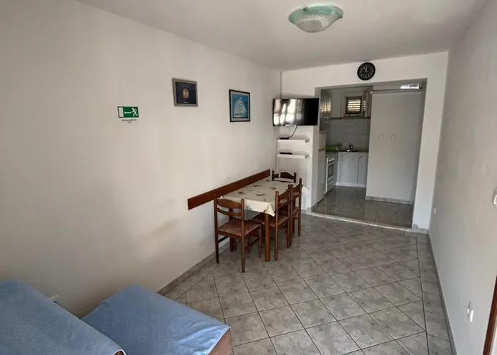 谷吉克公寓 公寓 *